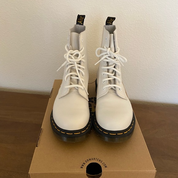 Dr. Martens Like New 1460 Pascal Virginia Leather - Picture 2 of 6